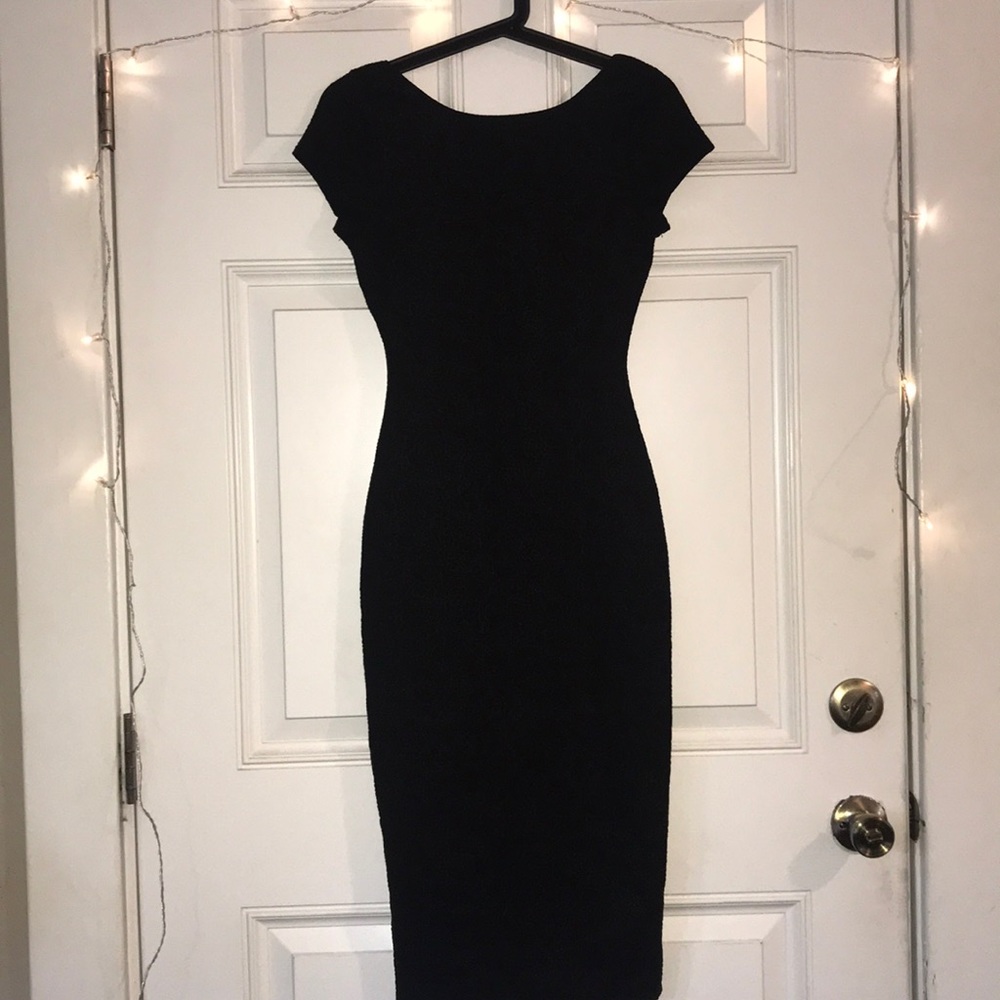 FORM FITTING BLACK DRESS